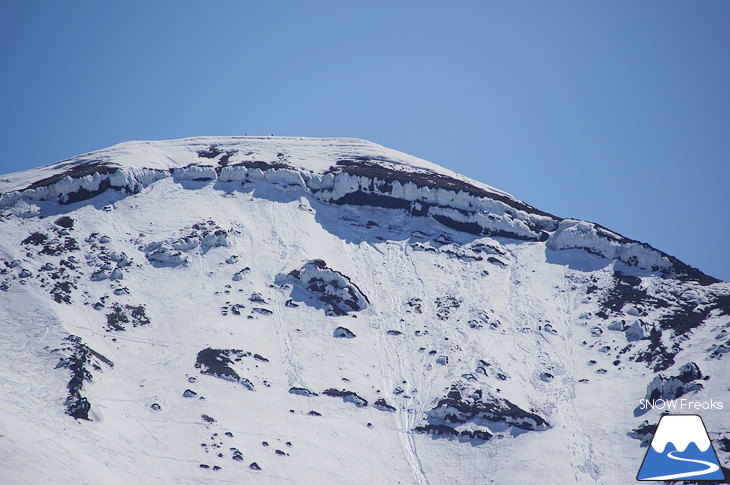 大雪山旭岳ロープウェイスキー場 残雪の北海道最高峰に今季最後のシュプールを…。